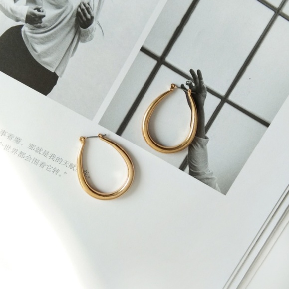 Minimalist Hoop Earring Silver - Picture 5 of 8